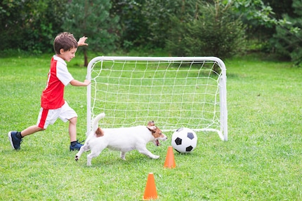 Giocare, correre, stare all'aperto: I cani rendono i bambini più in forma.