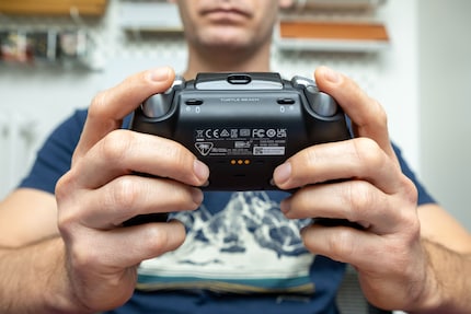 Lo Stealth Pro sta bene in mano. Ma se hai le mani più piccole delle mie, ti verranno i crampi.