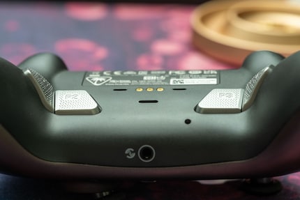 I quattro pulsanti liberamente assegnabili sul retro sono perfettamente posizionati.
