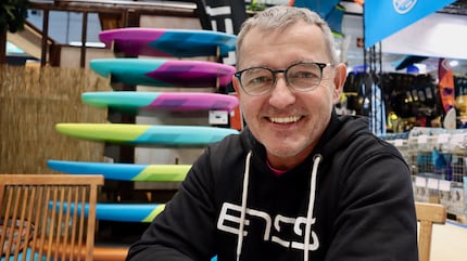 L’amministratore delegato di Ensis, Karl Müller, presenta i wing e le nuove tavole foil al salone nautico.