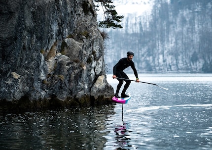 Niente vento? Nessun problema: con pagaia, tavola e foil puoi sperimentare la sensazione del surf anche nell’inverno svizzero.