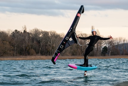 Questa tavola colorata è adatta al SUP foil, al pump foil e al wing foil.