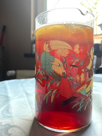 Dopo la fermentazione ha quasi lo stesso aspetto di prima, solo che lo scoby è cresciuto.