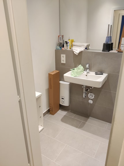 The view from the hallway into the bathroom...