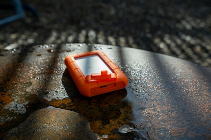 L'involucro in gomma protegge anche la porta USB attraverso il tappo. Tuttavia, non bisogna immergere il dispositivo nell'acqua
