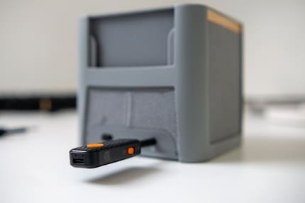 Il trasmettitore si ricarica tramite USB-C. Questo garantisce poco più di cinque ore di ascolto.
