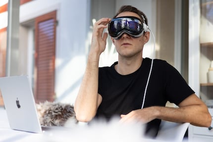 Per le sue prestazioni il Vision Pro è compatto, ma sembra ancora un paio di occhiali da sci.