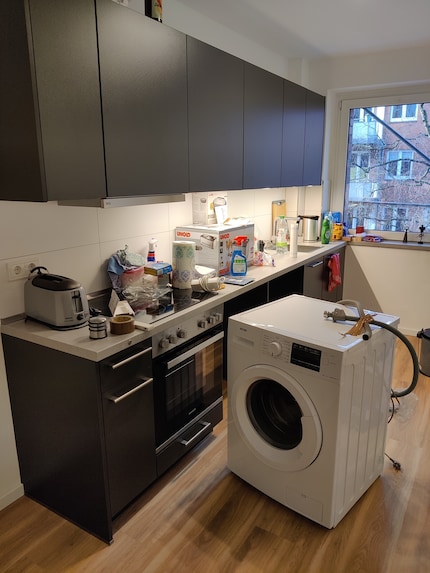La vista della cucina: la lavatrice è al centro della stanza e deve ancora essere collocata nel mobile della cucina.