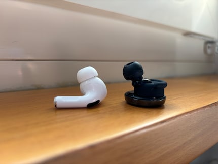Le PerL Pro sono piuttosto grandi e pesanti, ad esempio in confronto alle Airpods Pro di Apple.