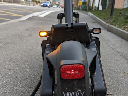 Grazie agli indicatori di direzione sul retro e sul manubrio, gli altri utenti della strada possono vedere dove sto andando.