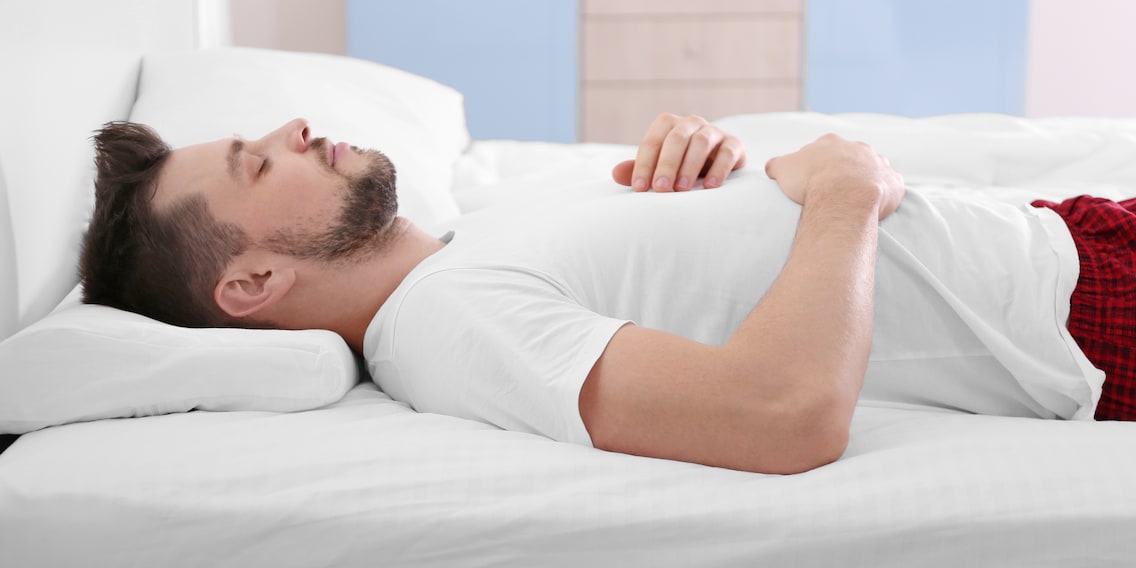Intervista a un chiropratico: in che posizione dormire per ridurre il mal di schiena