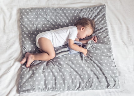 Non solo i bambini, ma anche molti adulti dormono sul fianco con le gambe piegate.