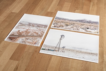Non ho più un tavolo libero e devo sistemare le foto sul pavimento. La stampa fine art può talvolta occupare un intero appartamento.