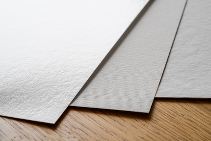 Tre diversi tipi di carta di Hahnemühle: una con finitura satinata e due con finitura opaca.