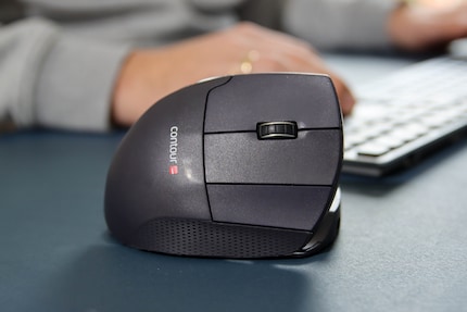 The mouse wheel has no freewheel, but three buttons next to it.