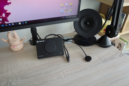 Alcuni cavi che uso spesso escono da un foro nella scrivania, compreso il caricatore per il mio smartwatch.