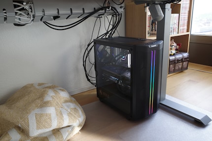 La gestione dei cavi del PC è difficile perché la mia scrivania è regolabile in altezza.
