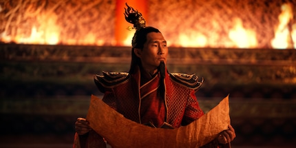 Il Signore del Fuoco Ozai nella sua terrificante sala del trono – dalle fiamme sullo sfondo agli zigomi alti è tutto come nella serie animata.
