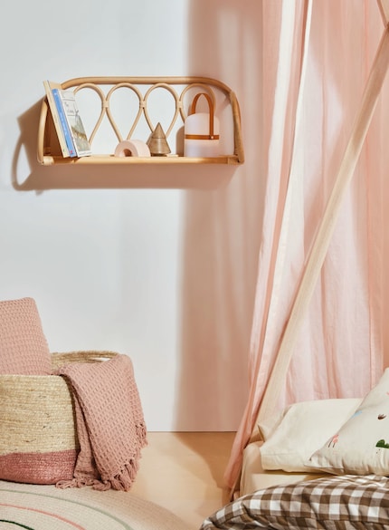 «Nyarai» is more than just a wall accessory – it cuts a fine figure as a narrow shelf.