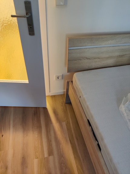 Non c'è quasi spazio per un comodino tra la porta e il mio letto. Ma voglio e devo avere le cose importanti a portata di mano per la notte da qualche parte.