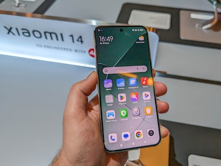 Lo Xiaomi 14 è leggermente più compatto del modello Ultra.