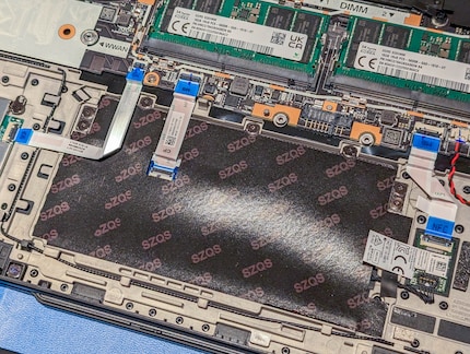 Le viti del touchpad non sono più nascoste sotto la scheda madre.