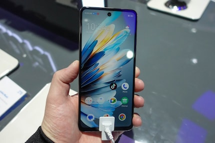 Un semplice smartphone visto frontalmente.
