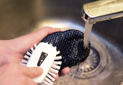 Con una spazzolina e un po' di sapone, la Tangle Teezer torna pulita in un attimo.