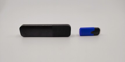 Se non fosse per la cartuccia con beccuccio, potrebbe benissimo passare per una chiavetta USB.