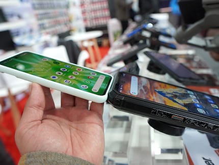 Rispetto a un normale smartphone, l'Energizer P28K è due volte più spesso.