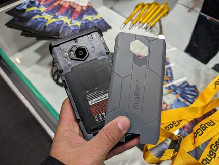 La batteria dell'RG880 può essere sostituita senza attrezzi.