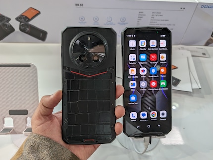 Il retro del DK10 è in pelle artificiale.