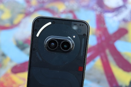 Sul Phone (2a), il Glyph ha tre luci LED intorno alla fotocamera.