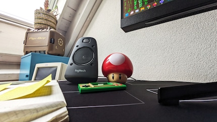 I feel lost without my notepad. Behind it, you can see my «reward corner». If I do something well, I hit the mushroom, which then sounds and lights up like Mario’s.