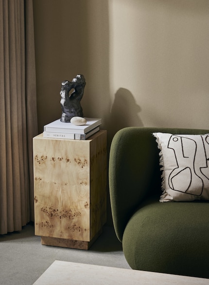Come la cornice di un quadro, il piedistallo mette in scena una scultura o qualsiasi oggetto vi metti sopra.