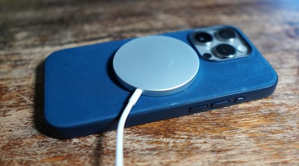 Con la normale ricarica wireless, i magneti aiutano a garantire che il caricatore stia nel punto giusto.