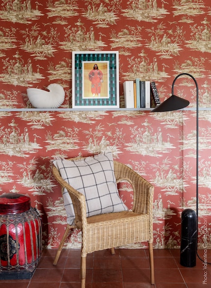 Simple designs also look good against wallpaper with patterns.