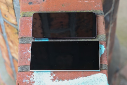 Il display dell'S24 Plus (sopra) è molto più riflettente di quello dell'S24 Ultra.