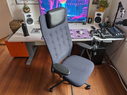 La mia sedia da ufficio Vitra è piuttosto usurata, ma la preferisco ancora a qualsiasi sedia da gioco.