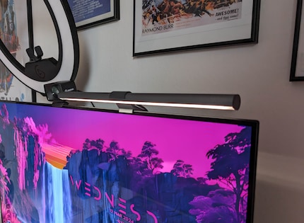 La screenbar si illumina senza riflettersi sullo schermo.
