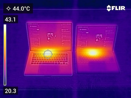 Nel punto più caldo, l'alloggiamento del MacBook Air si riscalda fino a oltre 40 gradi sotto carico, fortunatamente solo sul retro e non sulle parti dove si appoggiano i palmi delle mani.