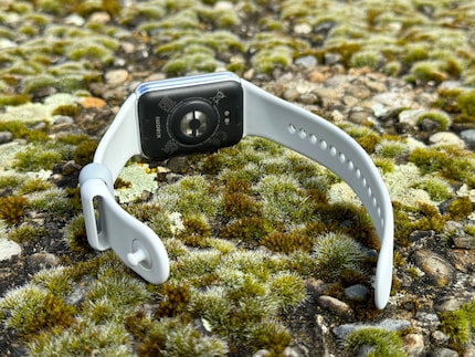 The Smart Band is very reminiscent of the Apple Watch.