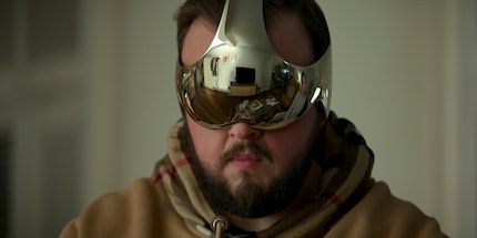 La star di «Game of Thrones» John Bradley nel ruolo del miliardario Jack Rooney non esiste nel romanzo.