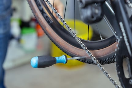 Ouch, that hurts! The screwdriver makes a nice hole in the tyre.