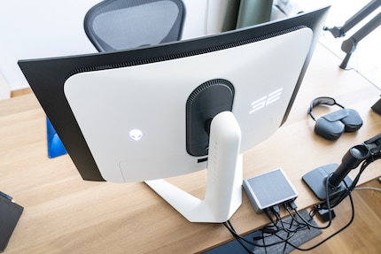 Il design dell’Alienware può piacere o meno. La gestione dei cavi nella colonna del supporto mi sembra una buona soluzione.