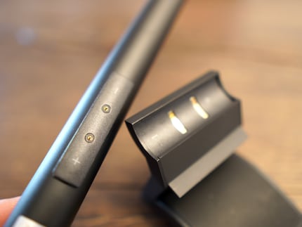 La screenbar Xiaomi si aggancia magneticamente al supporto.
