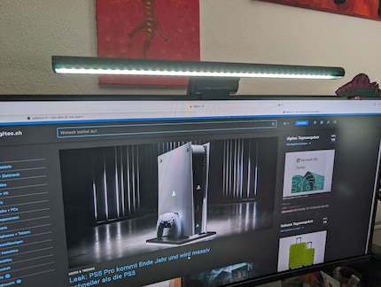Una screenbar illumina dall'alto del monitor fino alla scrivania. Senza riflessi e senza abbagliamenti.