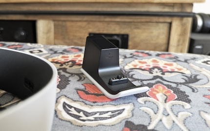 Oltre alle cuffie, nella confezione sono inclusi un adattatore USB PS-Link, un cavo USB e la staffa di ricarica qui raffigurata.