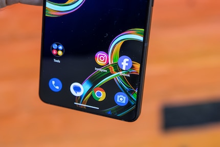 Only two pre-installed apps from third-party providers are acceptable.