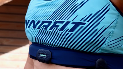 Basta agganciarla e iniziare a correre: la fascia è integrata nell'abbigliamento e non intralcia la corsa.